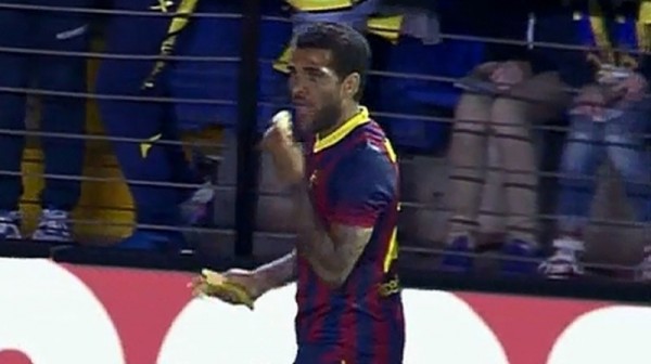 Daniel Alves eating a banana in Villarreal vs Barcelona in 2014