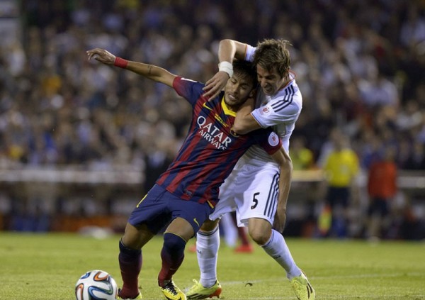 Fábio Coentrão holding Neymar from behind