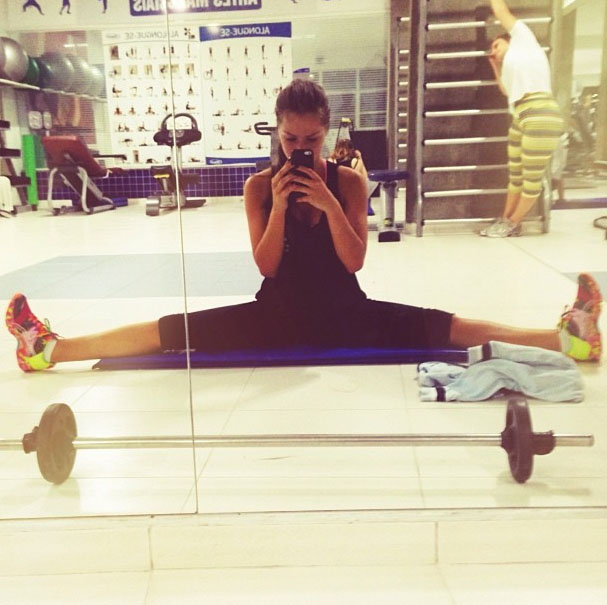 Gabriella Lenzi, Neymar new girlfriend doing the splits