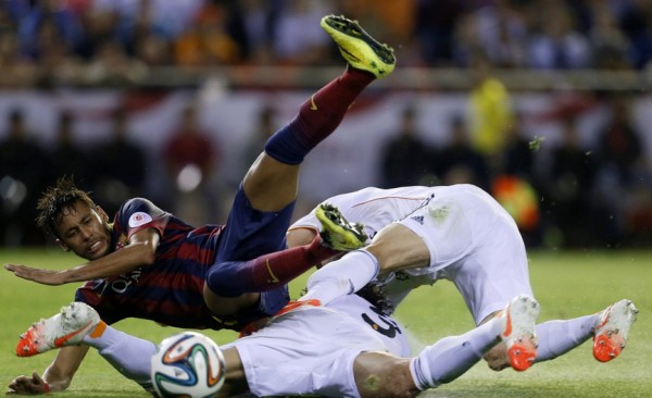 Neymar falling with two Real Madrid players