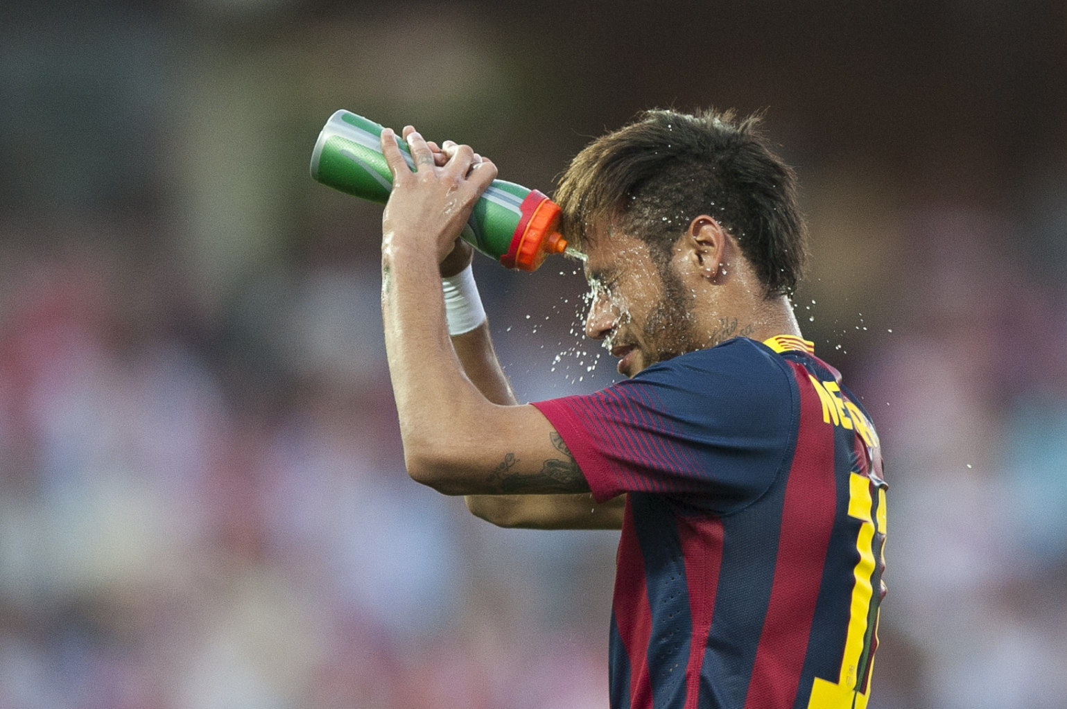 Neymar refreshing his face with Gatorade