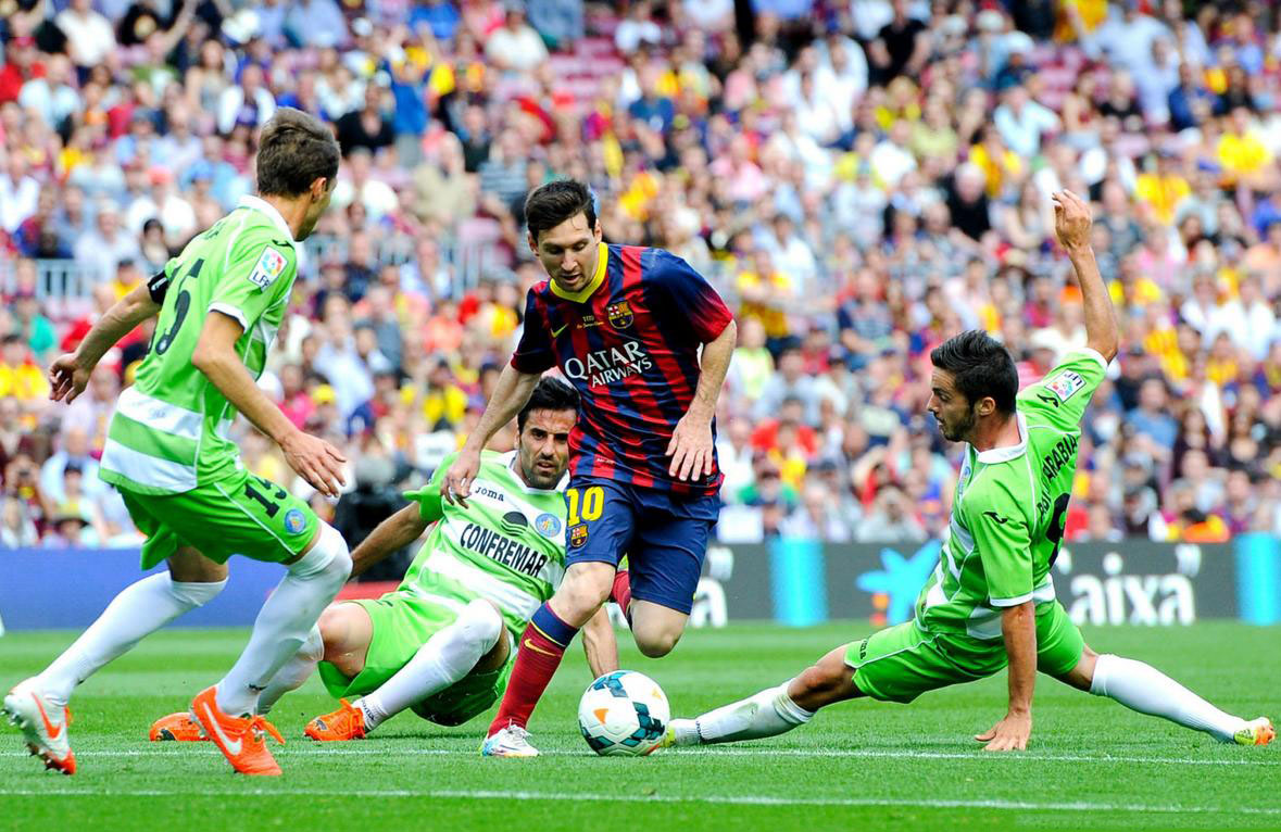 Lionel Messi dribbling several defenders like Maradona