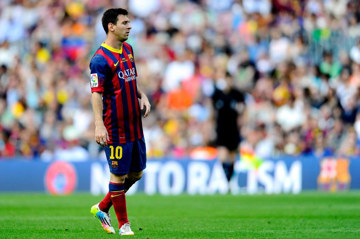 Lionel Messi walking on the pitch, in May of 2014