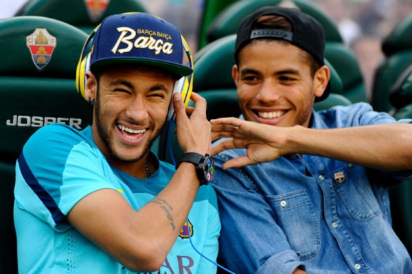 Neymar next to Jonathan dos Santos