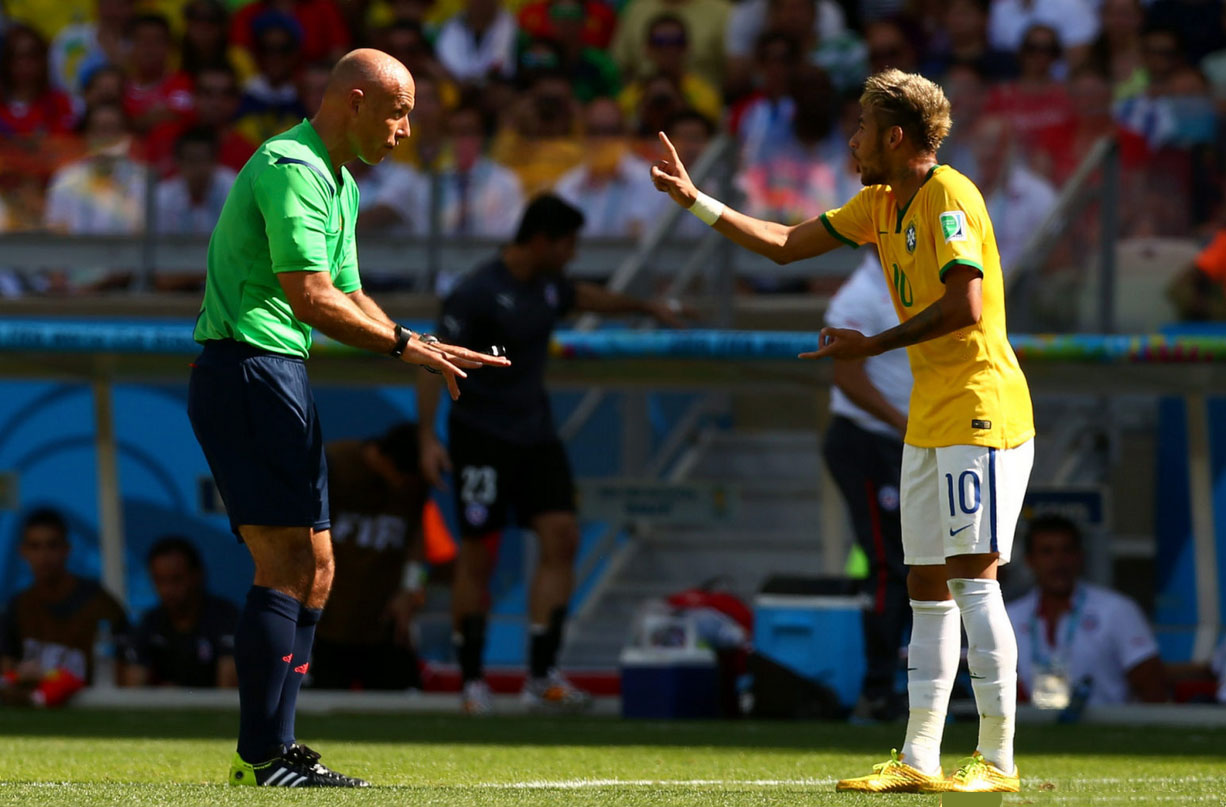 Howard Webb talking to Neymar, in the FIFA World Cup 2014