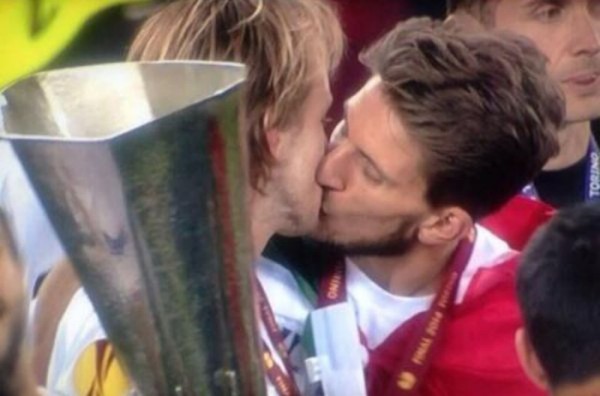 Ivan Rakitic kissing Daniel Carriço on the mouth