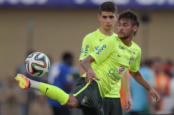 Neymar back-heel skill in training