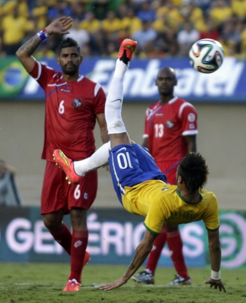 Neymar bicycle kick attempt in Brazil vs Panama