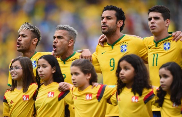 Neymar, Daniel Alves, Fred and Óscar singing the Brazilian National Anthem