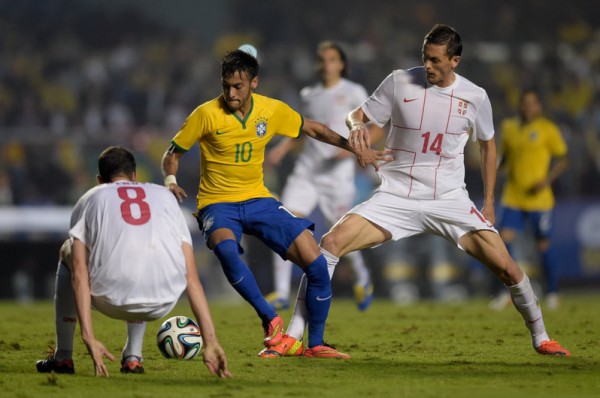 Neymar dribbling two Serbian defenders