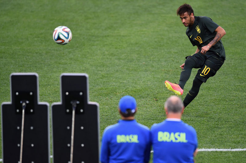 Neymar free-kick practice in training for Brazil