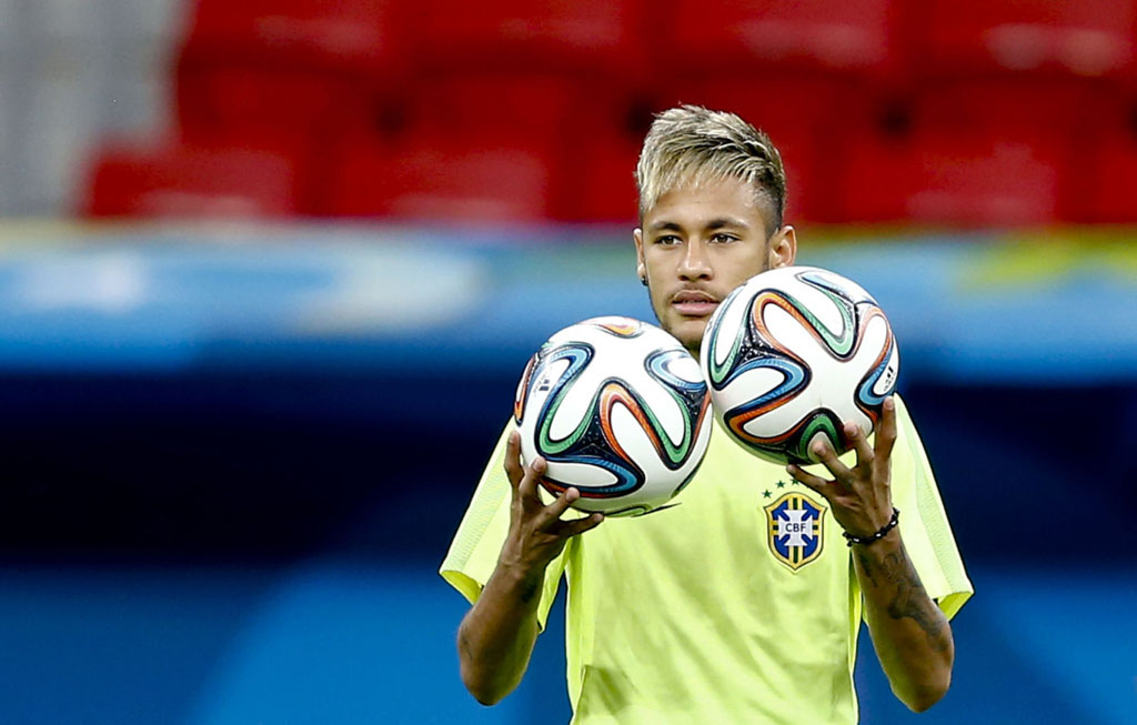 Neymar holding two balls in training