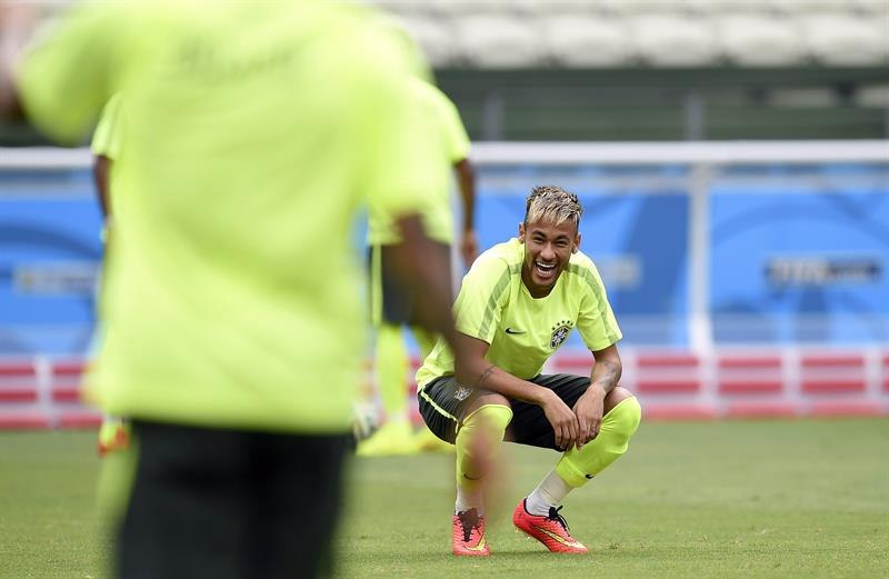 Neymar in training, with his hair dyed blonde