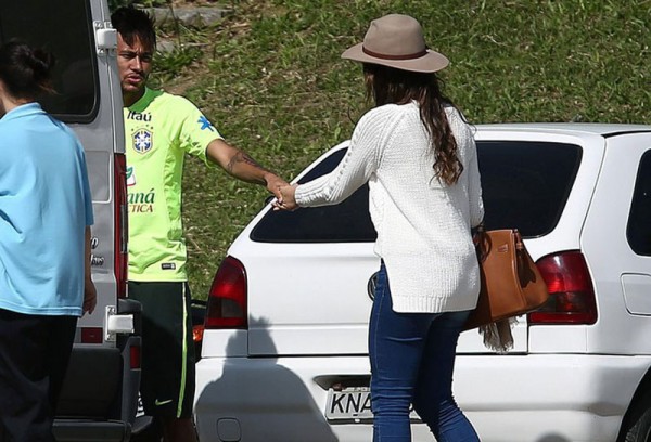 Neymar pulling Bruna Marquezine away from TV cameras