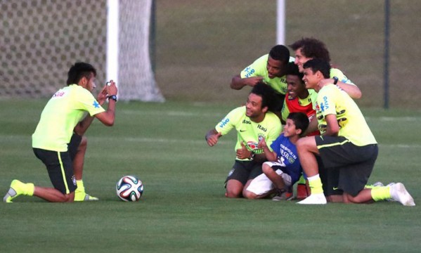 Neymar helps a pitch invader kid meeting the Brazilian Team