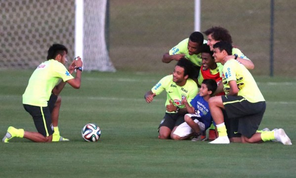 Neymar helps a pitch invader kid meeting the Brazilian Team Neymar helps a pitch invader kid meeting the Brazilian Team