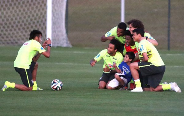 Neymar rescues pitch invader kid, in order to take photo with Brazil players