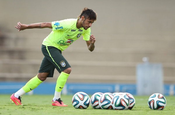 Neymar shooting in a Brazil training session