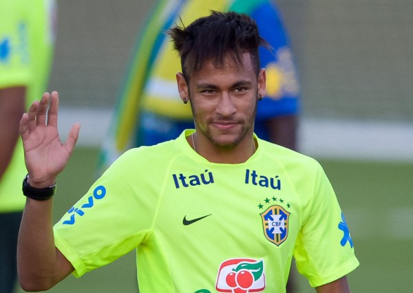 Neymar waving at the fans in a team training session