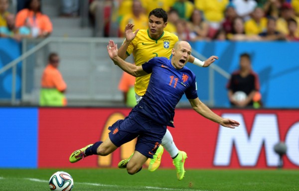 Arjen Robben theatrical dive in front of Thiago Silva