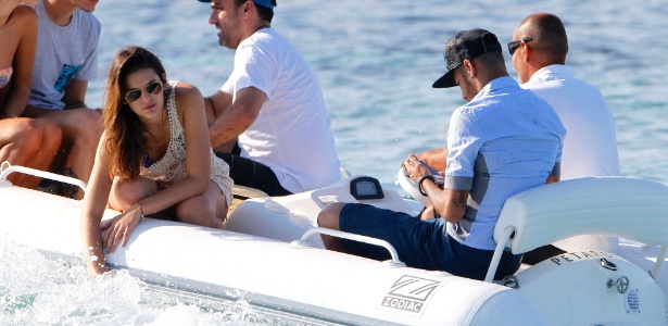 Bruna Marquezine with Neymar, enjoying the sea
