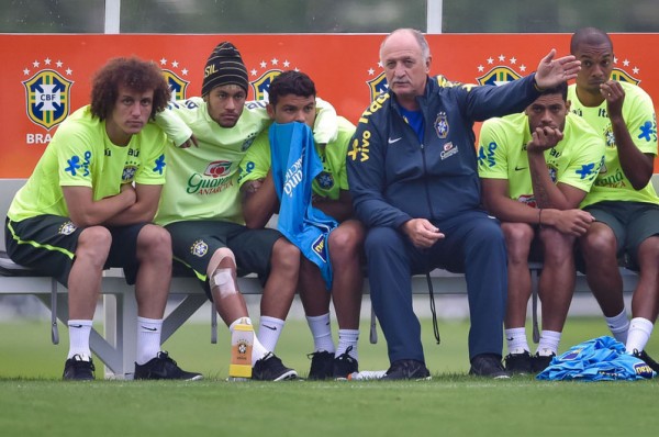 David Luiz, Neymar, Thiago Silva, Scolari and Hulk, in a Brazilian training session
