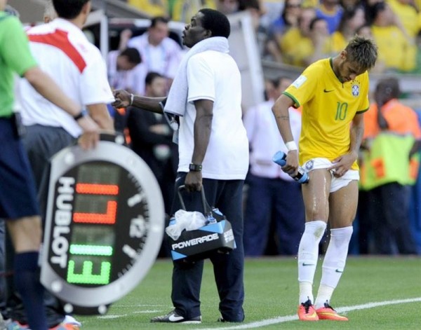 Neymar being assisted in his right leg thigh after a violent foul, in the side line of the field
