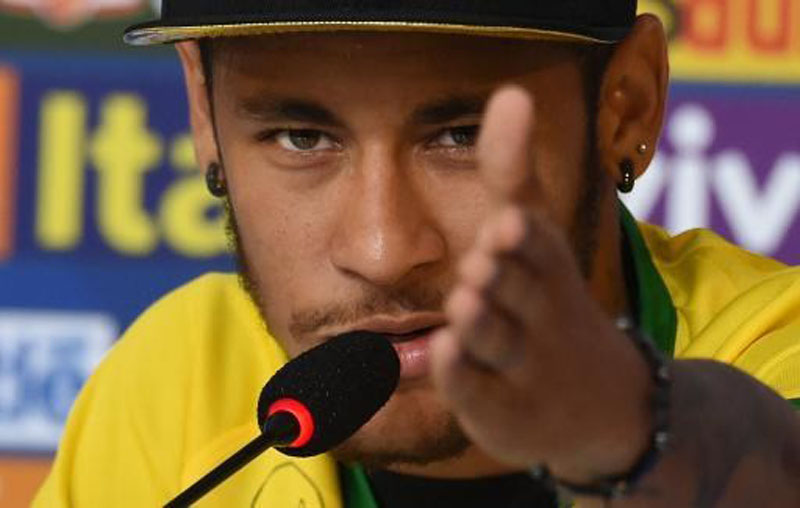 Neymar discussing ideas with the journalists
