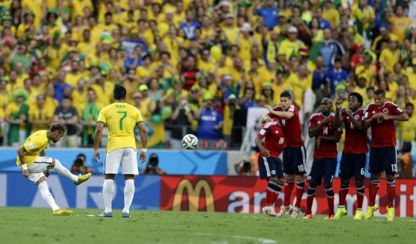 Neymar free-kick in Brazil 2-1 Colombia