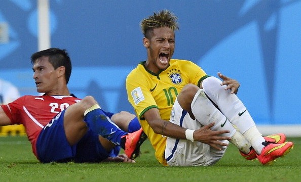 Scolari compares Neymar to Cristiano Ronaldo and demands more protection from the referees Scolari compares Neymar to Cristiano Ronaldo and demands more protection from the referees