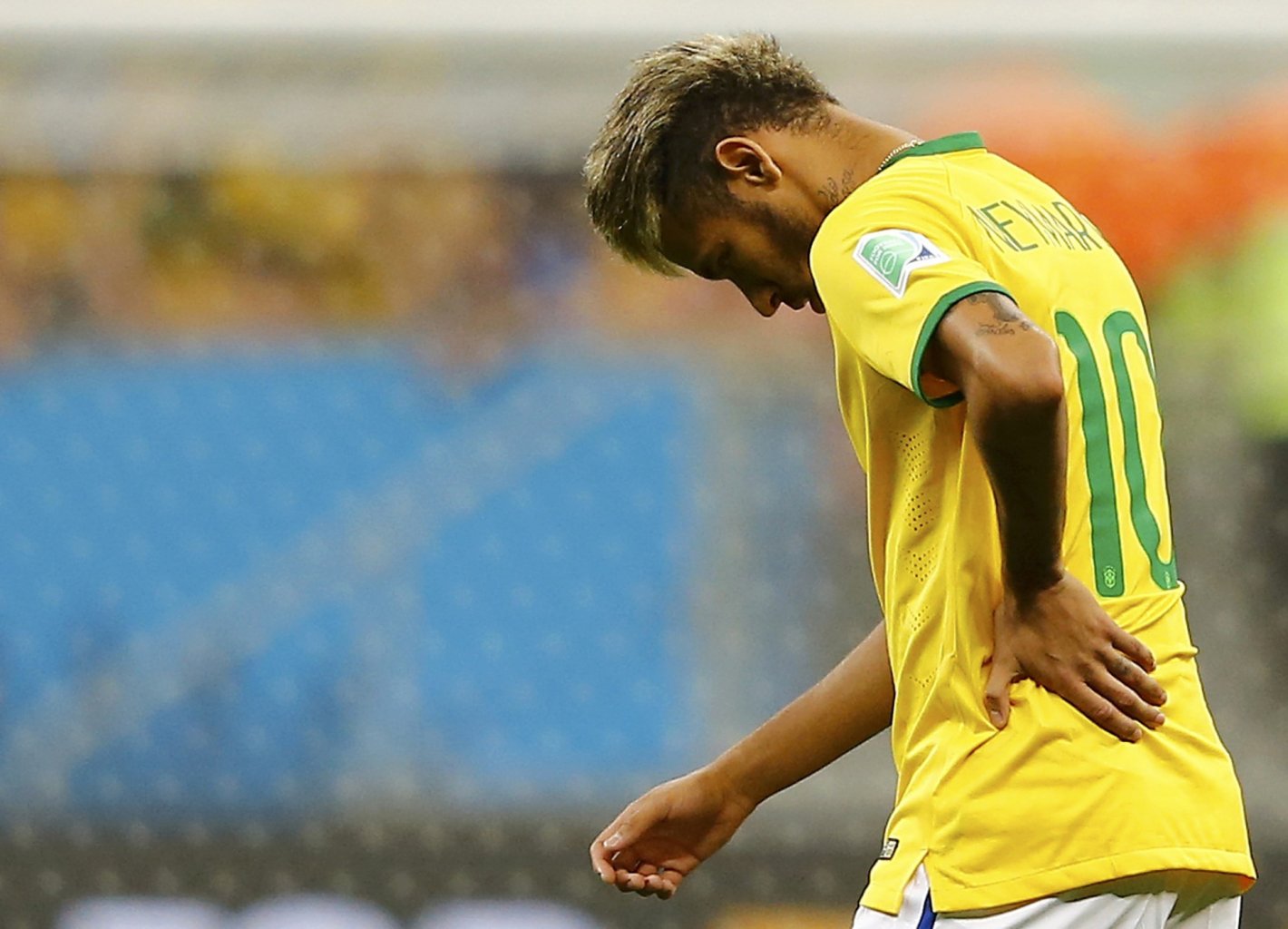 Neymar with pain on his back