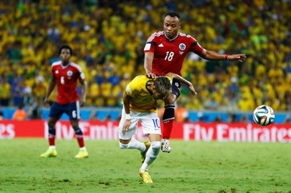 Zuniga injuring Neymar with a knee on his back