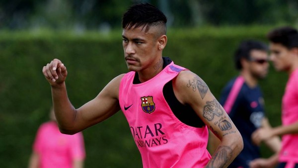 Neymar wearing a pink jersey in Barcelona training