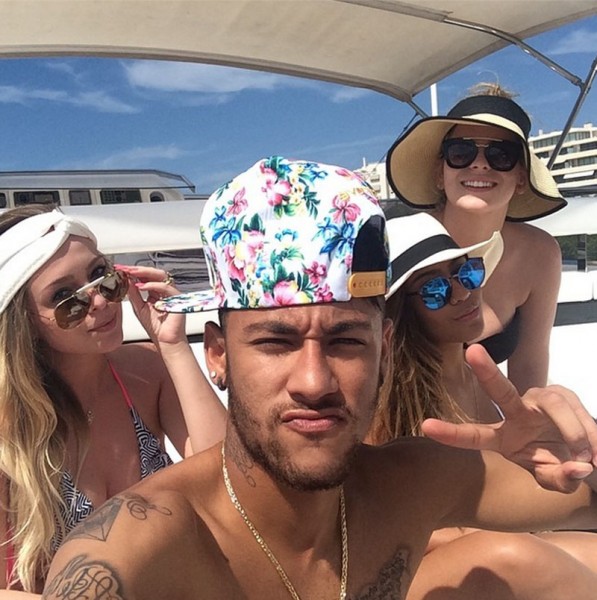 Neymar with his sister and a few of her girlfriends arriving to Ibiza