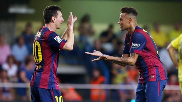 Messi and Neymar about to clap each others' hands