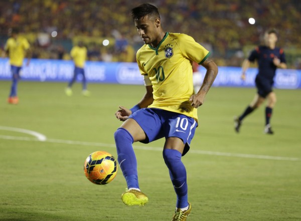 Neymar ball control with his right boot