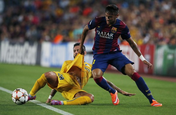 Neymar pulling his opponent shirt