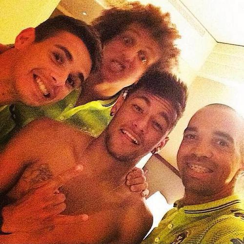 Neymar selfie with Óscar, David Luiz and another Brazilian teammate