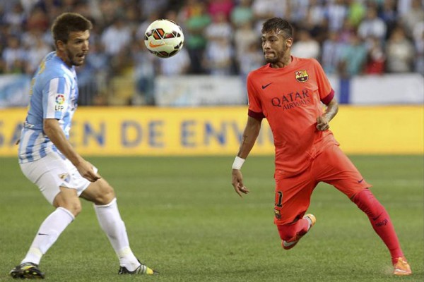 Neymar with his eyes on the ball, in Malaga vs Barça