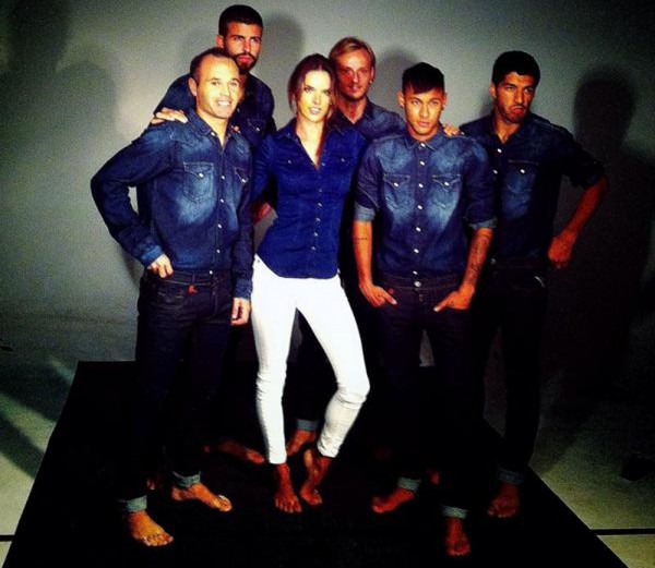 Alessandra Ambrosio backstage photo with Neymar, Rakitic, Iniesta, Piqué and Luis Suárez