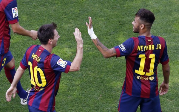 Lionel Messi clapping his hands with Neymar
