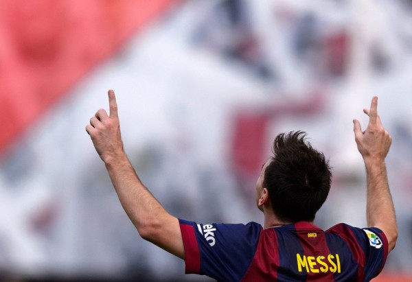 Lionel Messi pointing his fingers to the sky