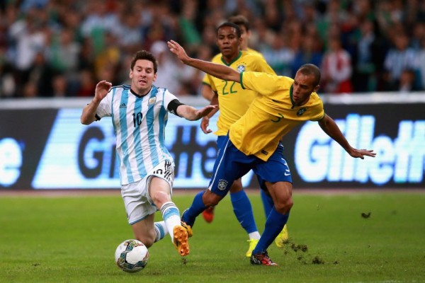 Lionel Messi vs Miranda in Brazil vs Argentina