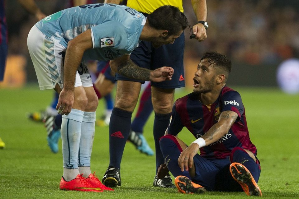 Neymar arguing with an opponent