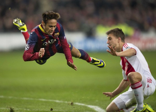 Neymar being fouled in a Barcelona game