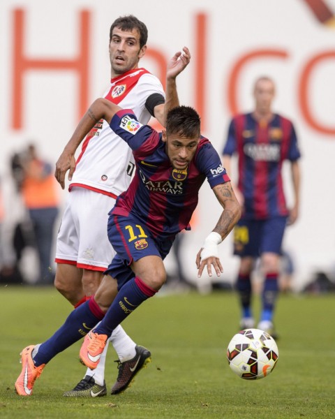 Neymar escaping from a defender in Barcelona vs Rayo Vallecano