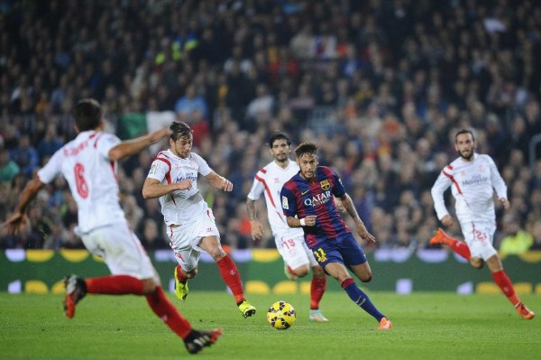 Neymar in an attacking incursion, in Barcelona 5-1 win against Sevilla
