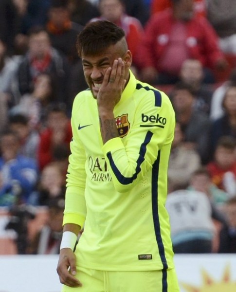 Neymar complaining about feeling pain in his teeth