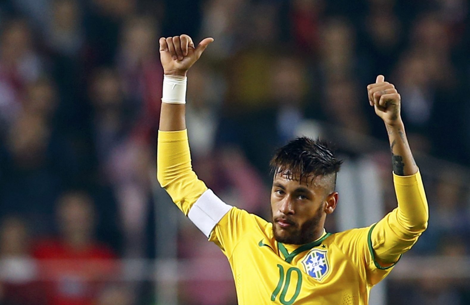 Neymar putting his two thumbs up in a Brazil game