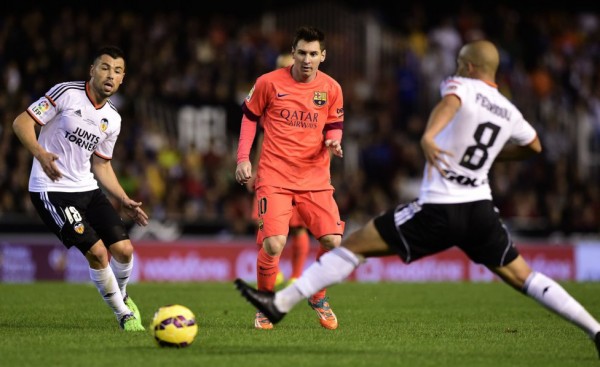 Lionel Messi passing the ball in Valencia 0-1 Barcelona